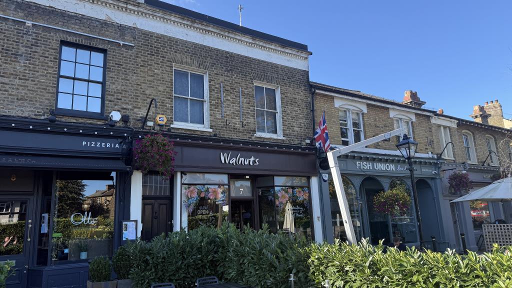 Lot: 84 - MIXED COMMERCIAL AND RESIDENTIAL INVESTMENT - External image of shop and flat above from street level